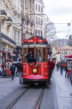 İstanbul, Türkiye 03 Nisan 2019: Akşam taksim İstiklal Caddesi'nde nostaljik Kırmızı Tramvay. Taksim İstiklal Caddesi İstanbul'un popüler destinasyonlarıdır. Beyoğlu, Taksim, İstanbul. Türkiye.