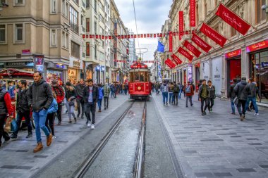 İstanbul, Türkiye 03 Nisan 2019: Akşam taksim İstiklal Caddesi'nde nostaljik Kırmızı Tramvay. Taksim İstiklal Caddesi İstanbul'un popüler destinasyonlarıdır. Beyoğlu, Taksim, İstanbul. Türkiye.