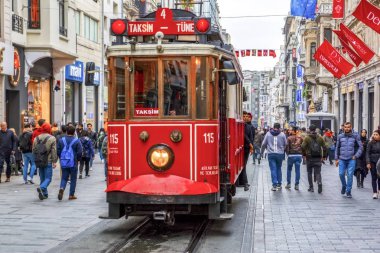 İstanbul, Türkiye 03 Nisan 2019: Akşam taksim İstiklal Caddesi'nde nostaljik Kırmızı Tramvay. Taksim İstiklal Caddesi İstanbul'un popüler destinasyonlarıdır. Beyoğlu, Taksim, İstanbul. Türkiye.