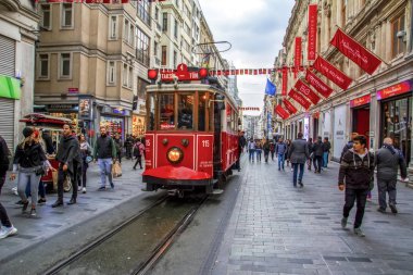 İstanbul, Türkiye 03 Nisan 2019: Akşam taksim İstiklal Caddesi'nde nostaljik Kırmızı Tramvay. Taksim İstiklal Caddesi İstanbul'un popüler destinasyonlarıdır. Beyoğlu, Taksim, İstanbul. Türkiye.