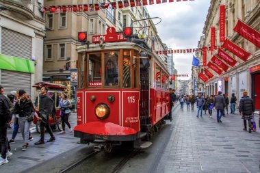 İstanbul, Türkiye 03 Nisan 2019: Akşam taksim İstiklal Caddesi'nde nostaljik Kırmızı Tramvay. Taksim İstiklal Caddesi İstanbul'un popüler destinasyonlarıdır. Beyoğlu, Taksim, İstanbul. Türkiye.