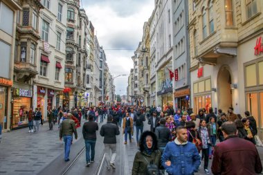 İstanbul, Türkiye 03 Nisan 2019: Akşam taksim İstiklal Caddesi'nde nostaljik Kırmızı Tramvay. Taksim İstiklal Caddesi İstanbul'un popüler destinasyonlarıdır. Beyoğlu, Taksim, İstanbul. Türkiye.