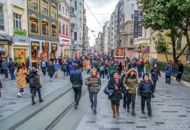 İstanbul, Türkiye 03 Nisan 2019: Akşam taksim İstiklal Caddesi'nde nostaljik Kırmızı Tramvay. Taksim İstiklal Caddesi İstanbul'un popüler destinasyonlarıdır. Beyoğlu, Taksim, İstanbul. Türkiye.