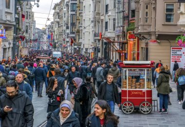 İstanbul, Türkiye 03 Nisan 2019: Akşam taksim İstiklal Caddesi'nde nostaljik Kırmızı Tramvay. Taksim İstiklal Caddesi İstanbul'un popüler destinasyonlarıdır. Beyoğlu, Taksim, İstanbul. Türkiye.