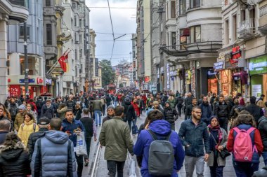 İstanbul, Türkiye 03 Nisan 2019: Akşam taksim İstiklal Caddesi'nde nostaljik Kırmızı Tramvay. Taksim İstiklal Caddesi İstanbul'un popüler destinasyonlarıdır. Beyoğlu, Taksim, İstanbul. Türkiye.