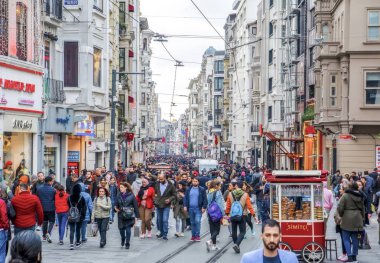 İstanbul, Türkiye 03 Nisan 2019: Akşam taksim İstiklal Caddesi'nde nostaljik Kırmızı Tramvay. Taksim İstiklal Caddesi İstanbul'un popüler destinasyonlarıdır. Beyoğlu, Taksim, İstanbul. Türkiye.