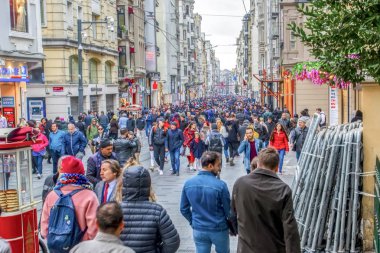 İstanbul, Türkiye 03 Nisan 2019: Akşam taksim İstiklal Caddesi'nde nostaljik Kırmızı Tramvay. Taksim İstiklal Caddesi İstanbul'un popüler destinasyonlarıdır. Beyoğlu, Taksim, İstanbul. Türkiye.