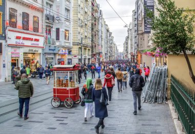 İstanbul, Türkiye 03 Nisan 2019: Akşam taksim İstiklal Caddesi'nde nostaljik Kırmızı Tramvay. Taksim İstiklal Caddesi İstanbul'un popüler destinasyonlarıdır. Beyoğlu, Taksim, İstanbul. Türkiye.