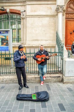 İstanbul, Türkiye 03 Nisan 2019: İstiklal Caddesi,Beyoğlu, İstanbul'da enstrümanlarıyla performans sergileyen sokak müzisyenleri. Cadde her iki yerli için de en popüler cazibe spotbiridir