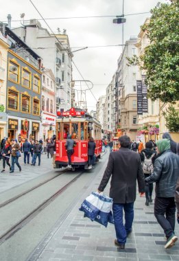 İstanbul, Türkiye 03 Nisan 2019: Akşam taksim İstiklal Caddesi'nde nostaljik Kırmızı Tramvay. Taksim İstiklal Caddesi İstanbul'un popüler destinasyonlarıdır. Beyoğlu, Taksim, İstanbul. Türkiye.