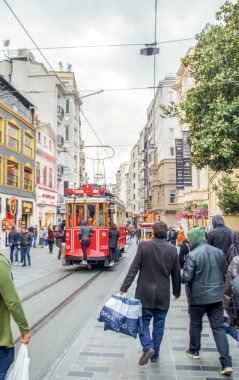 İstanbul, Türkiye 03 Nisan 2019: Akşam taksim İstiklal Caddesi'nde nostaljik Kırmızı Tramvay. Taksim İstiklal Caddesi İstanbul'un popüler destinasyonlarıdır. Beyoğlu, Taksim, İstanbul. Türkiye.