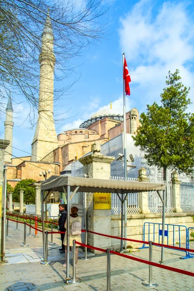 Istanbul Turchia Aprile 2019 Hagia Sophia Vista Dietro Tulipani Fontana — Foto Stock