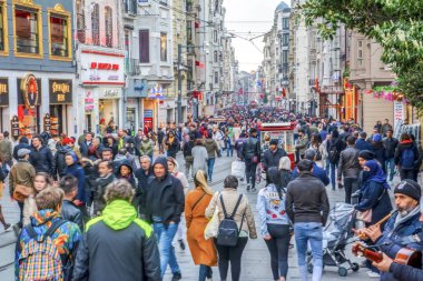 İstanbul, Türkiye 03 Nisan 2019: Akşam taksim İstiklal Caddesi'nde nostaljik Kırmızı Tramvay. Taksim İstiklal Caddesi İstanbul'un popüler destinasyonlarıdır. Beyoğlu, Taksim, İstanbul. Türkiye.