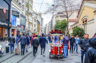 İstanbul, Türkiye 03 Nisan 2019: Akşam taksim İstiklal Caddesi'nde nostaljik Kırmızı Tramvay. Taksim İstiklal Caddesi İstanbul'un popüler destinasyonlarıdır. Beyoğlu, Taksim, İstanbul. Türkiye.