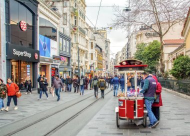 İstanbul, Türkiye 03 Nisan 2019: Akşam taksim İstiklal Caddesi'nde nostaljik Kırmızı Tramvay. Taksim İstiklal Caddesi İstanbul'un popüler destinasyonlarıdır. Beyoğlu, Taksim, İstanbul. Türkiye.