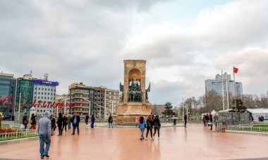 İstanbul, Türkiye 09 Nisan 2019: İstanbul'da Taksim meydanı . Taksim İstiklal Caddesi İstanbul'un popüler turizm merkezlerinden biridir.