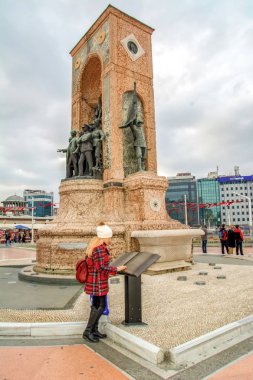 İstanbul, Türkiye 09 Nisan 2019: İstanbul'da Taksim meydanı . Taksim İstiklal Caddesi İstanbul'un popüler turizm merkezlerinden biridir.