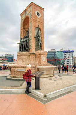 İstanbul, Türkiye 09 Nisan 2019: İstanbul'da Taksim meydanı . Taksim İstiklal Caddesi İstanbul'un popüler turizm merkezlerinden biridir.