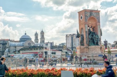 İstanbul, Türkiye 09 Nisan 2019: İstanbul'da Taksim meydanı . Taksim İstiklal Caddesi İstanbul'un popüler turizm merkezlerinden biridir.