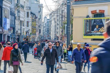 İstanbul, Türkiye 03 Nisan 2019: Akşam taksim İstiklal Caddesi'nde nostaljik Kırmızı Tramvay. Taksim İstiklal Caddesi İstanbul'un popüler destinasyonlarıdır. Beyoğlu, Taksim, İstanbul. Türkiye.