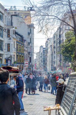İstanbul, Türkiye 03 Nisan 2019: Akşam taksim İstiklal Caddesi'nde nostaljik Kırmızı Tramvay. Taksim İstiklal Caddesi İstanbul'un popüler destinasyonlarıdır. Beyoğlu, Taksim, İstanbul. Türkiye.