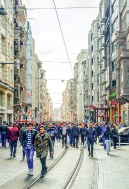 İstanbul, Türkiye 03 Nisan 2019: Akşam taksim İstiklal Caddesi'nde nostaljik Kırmızı Tramvay. Taksim İstiklal Caddesi İstanbul'un popüler destinasyonlarıdır. Beyoğlu, Taksim, İstanbul. Türkiye.