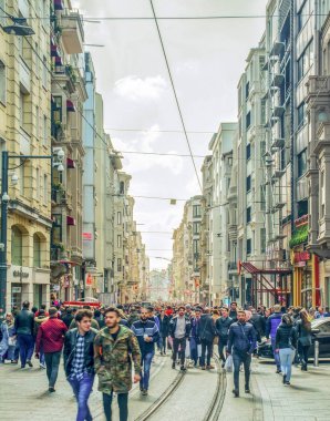 Akşam Taksim İstiklal Caddesi'nde nostaljik Kırmızı Tramvay. Taksim İstiklal Caddesi İstanbul'un popüler destinasyonlarıdır. Beyoğlu, Taksim, İstanbul. Türkiye.