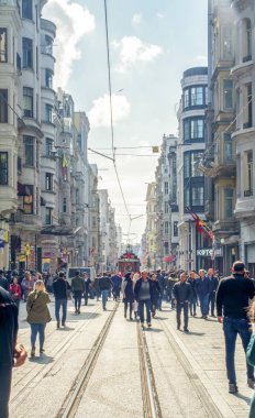 Akşam Taksim İstiklal Caddesi'nde nostaljik Kırmızı Tramvay. Taksim İstiklal Caddesi İstanbul'un popüler destinasyonlarıdır. Beyoğlu, Taksim, İstanbul. Türkiye.
