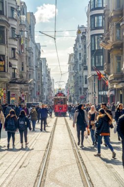 Akşam Taksim İstiklal Caddesi'nde nostaljik Kırmızı Tramvay. Taksim İstiklal Caddesi İstanbul'un popüler destinasyonlarıdır. Beyoğlu, Taksim, İstanbul. Türkiye.