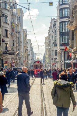 Akşam Taksim İstiklal Caddesi'nde nostaljik Kırmızı Tramvay. Taksim İstiklal Caddesi İstanbul'un popüler destinasyonlarıdır. Beyoğlu, Taksim, İstanbul. Türkiye.