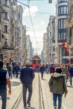 Akşam Taksim İstiklal Caddesi'nde nostaljik Kırmızı Tramvay. Taksim İstiklal Caddesi İstanbul'un popüler destinasyonlarıdır. Beyoğlu, Taksim, İstanbul. Türkiye.