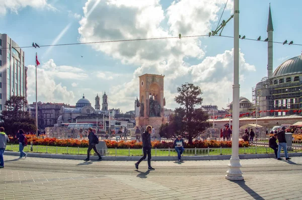 İstanbul, Türkiye 09 Nisan 2019: İstanbul'da Taksim meydanı . Taksim İstiklal Caddesi İstanbul'un popüler turizm merkezlerinden biridir.