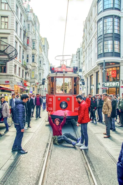 Nostálgico Tranvía Rojo Calle Taksim Istiklal Por Noche Taksim Istiklal — Foto de Stock