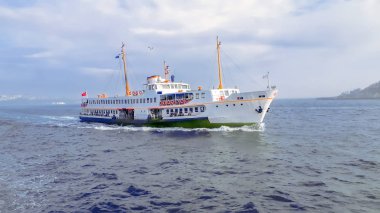 Türkiye'de Müslüman mimarisi ve su taşıma - güzel manzara turistik yerlerinden denizden Boğaz üzerinde yolculuk. Cityscape gün batımında - Istanbul 'un eski Camii ve Türk vapurlar, görüntülemek Haliç '.