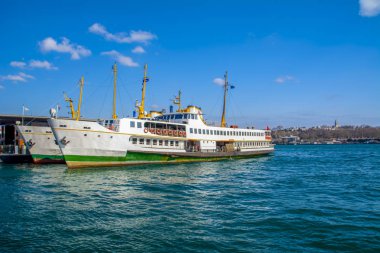 Türkiye'de Müslüman mimarisi ve su taşıma - güzel manzara turistik yerlerinden denizden Boğaz üzerinde yolculuk. Cityscape gün batımında - Istanbul 'un eski Camii ve Türk vapurlar, görüntülemek Haliç '.