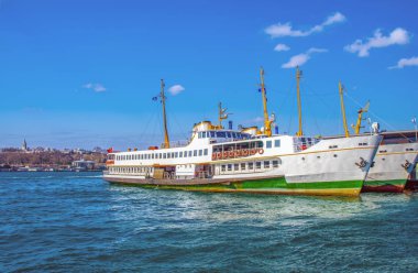 Türkiye'de Müslüman mimarisi ve su taşıma - güzel manzara turistik yerlerinden denizden Boğaz üzerinde yolculuk. Cityscape gün batımında - Istanbul 'un eski Camii ve Türk vapurlar, görüntülemek Haliç '.