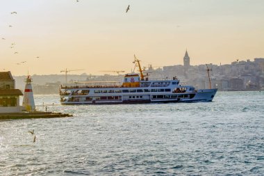 Türkiye'de Müslüman mimarisi ve su taşıma - güzel manzara turistik yerlerinden denizden Boğaz üzerinde yolculuk. Cityscape gün batımında - Istanbul 'un eski Camii ve Türk vapurlar, görüntülemek Haliç '.