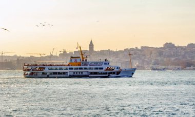 Türkiye'de Müslüman mimarisi ve su taşıma - güzel manzara turistik yerlerinden denizden Boğaz üzerinde yolculuk. Cityscape gün batımında - Istanbul 'un eski Camii ve Türk vapurlar, görüntülemek Haliç '.