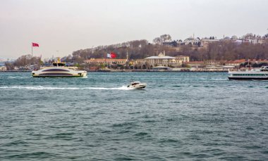 Türkiye'de Müslüman mimarisi ve su taşıma - güzel manzara turistik yerlerinden denizden Boğaz üzerinde yolculuk. Cityscape gün batımında - Istanbul 'un eski Camii ve Türk vapurlar, görüntülemek Haliç '.