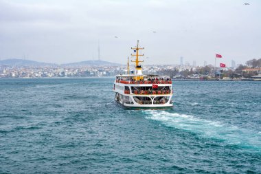 Türkiye'de Müslüman mimarisi ve su taşıma - güzel manzara turistik yerlerinden denizden Boğaz üzerinde yolculuk. Cityscape gün batımında - Istanbul 'un eski Camii ve Türk vapurlar, görüntülemek Haliç '.