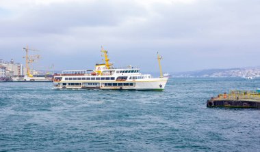 Türkiye'de Müslüman mimarisi ve su taşıma - güzel manzara turistik yerlerinden denizden Boğaz üzerinde yolculuk. Cityscape gün batımında - Istanbul 'un eski Camii ve Türk vapurlar, görüntülemek Haliç '.
