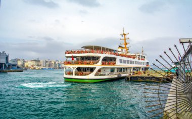 Türkiye'de Müslüman mimarisi ve su taşıma - güzel manzara turistik yerlerinden denizden Boğaz üzerinde yolculuk. Cityscape gün batımında - Istanbul 'un eski Camii ve Türk vapurlar, görüntülemek Haliç '.