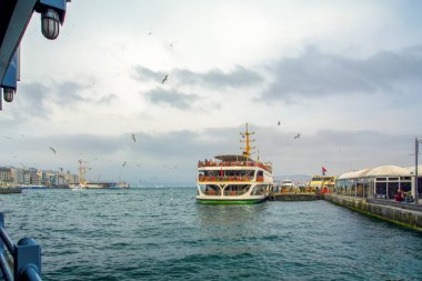 Türkiye'de Müslüman mimarisi ve su taşıma - güzel manzara turistik yerlerinden denizden Boğaz üzerinde yolculuk. Cityscape gün batımında - Istanbul 'un eski Camii ve Türk vapurlar, görüntülemek Haliç '.