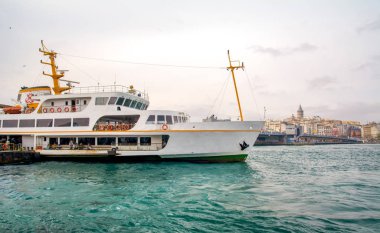 Türkiye'de Müslüman mimarisi ve su taşıma - güzel manzara turistik yerlerinden denizden Boğaz üzerinde yolculuk. Cityscape gün batımında - Istanbul 'un eski Camii ve Türk vapurlar, görüntülemek Haliç '.