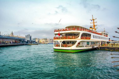 Türkiye'de Müslüman mimarisi ve su taşıma - güzel manzara turistik yerlerinden denizden Boğaz üzerinde yolculuk. Cityscape gün batımında - Istanbul 'un eski Camii ve Türk vapurlar, görüntülemek Haliç '.