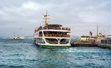 Türkiye'de Müslüman mimarisi ve su taşıma - güzel manzara turistik yerlerinden denizden Boğaz üzerinde yolculuk. Cityscape gün batımında - Istanbul 'un eski Camii ve Türk vapurlar, görüntülemek Haliç '.