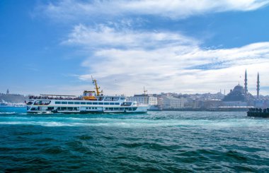 Türkiye'de Müslüman mimarisi ve su taşıma - güzel manzara turistik yerlerinden denizden Boğaz üzerinde yolculuk. Cityscape gün batımında - Istanbul 'un eski Camii ve Türk vapurlar, görüntülemek Haliç '.