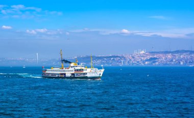 Türkiye'de Müslüman mimarisi ve su taşıma - güzel manzara turistik yerlerinden denizden Boğaz üzerinde yolculuk. Cityscape gün batımında - Istanbul 'un eski Camii ve Türk vapurlar, görüntülemek Haliç '.
