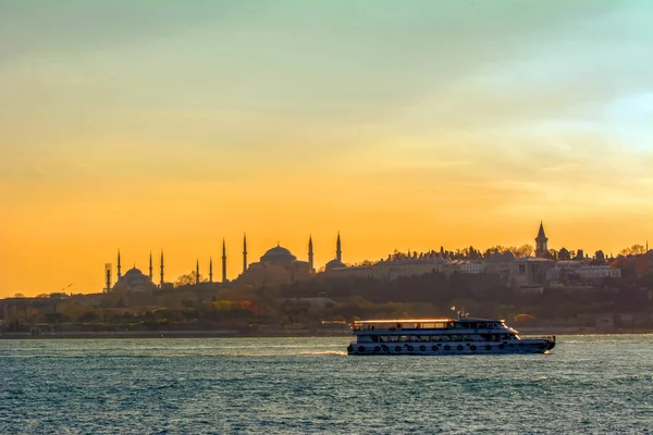 Ηλιοβασίλεμα Πάνω Από Την Κωνσταντινούπολη Στο Βόσπορο — Φωτογραφία Αρχείου