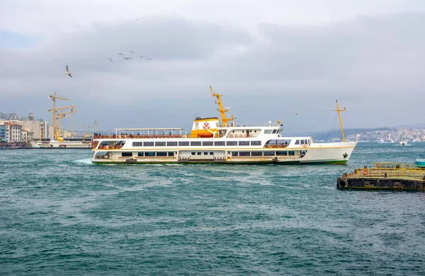 Türkiye'de Müslüman mimarisi ve su taşıma - güzel manzara turistik yerlerinden denizden Boğaz üzerinde yolculuk. Cityscape gün batımında - Istanbul 'un eski Camii ve Türk vapurlar, görüntülemek Haliç '.
